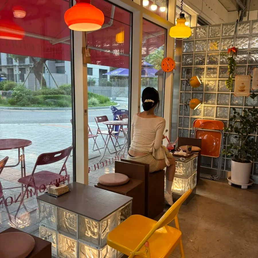 Orange bench and entrance in front of the café