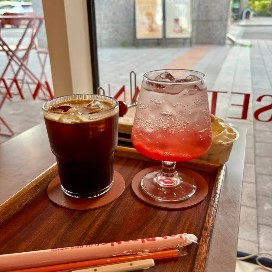 Iced americano and strawberry ade