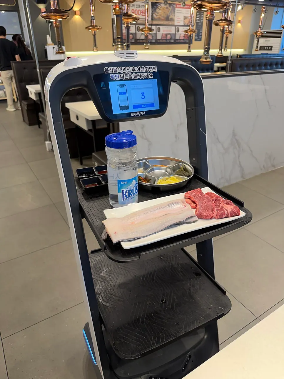 테이블로 서빙된 B세트 민물장어와 등심