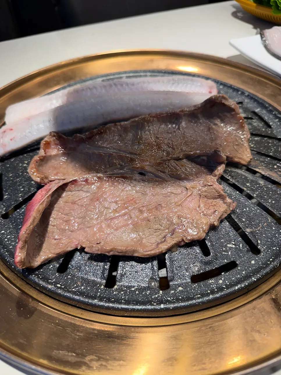 숯불 불판에 올린 소고기와 장어