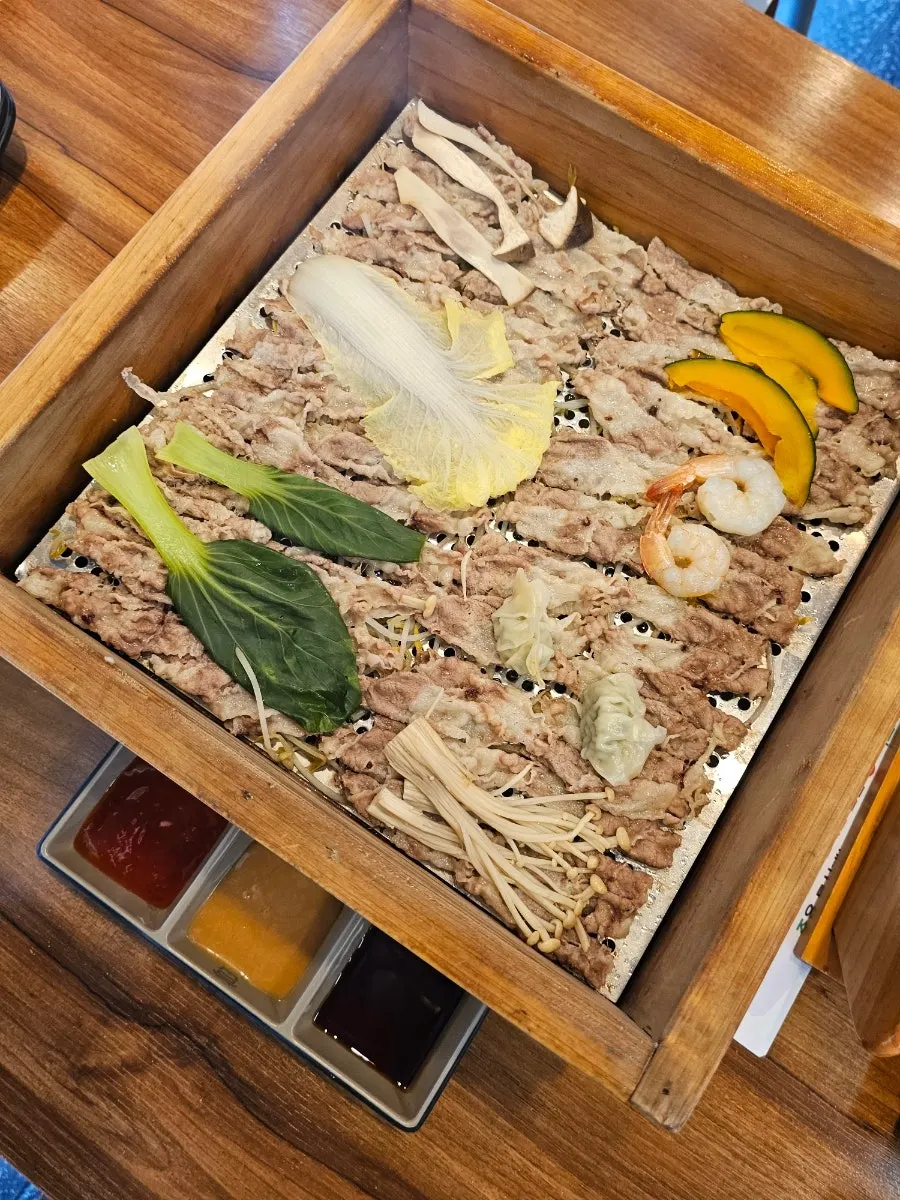 Hidangan pyeonbaek-jjim dan shabu-shabu dinikmati bersama