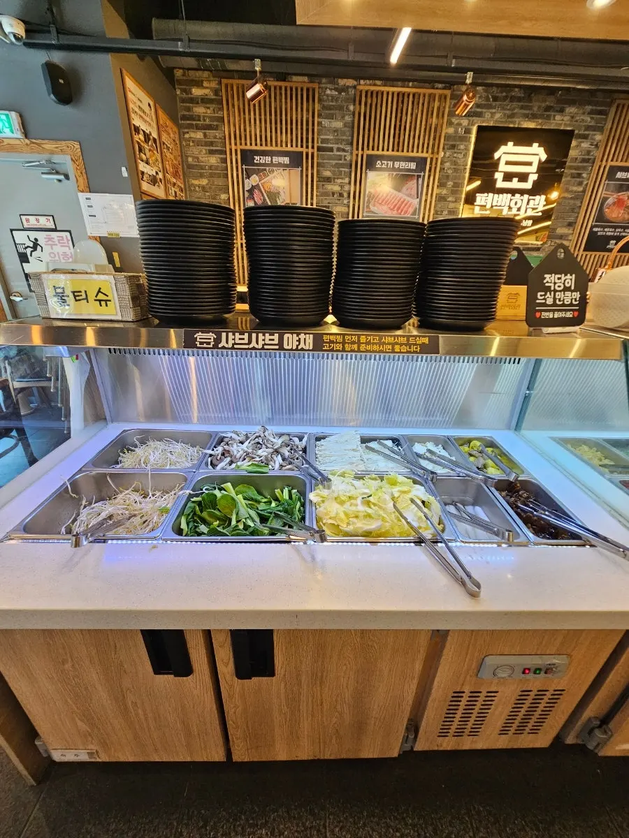 Ruang dalaman restoran selepas waktu tengah hari