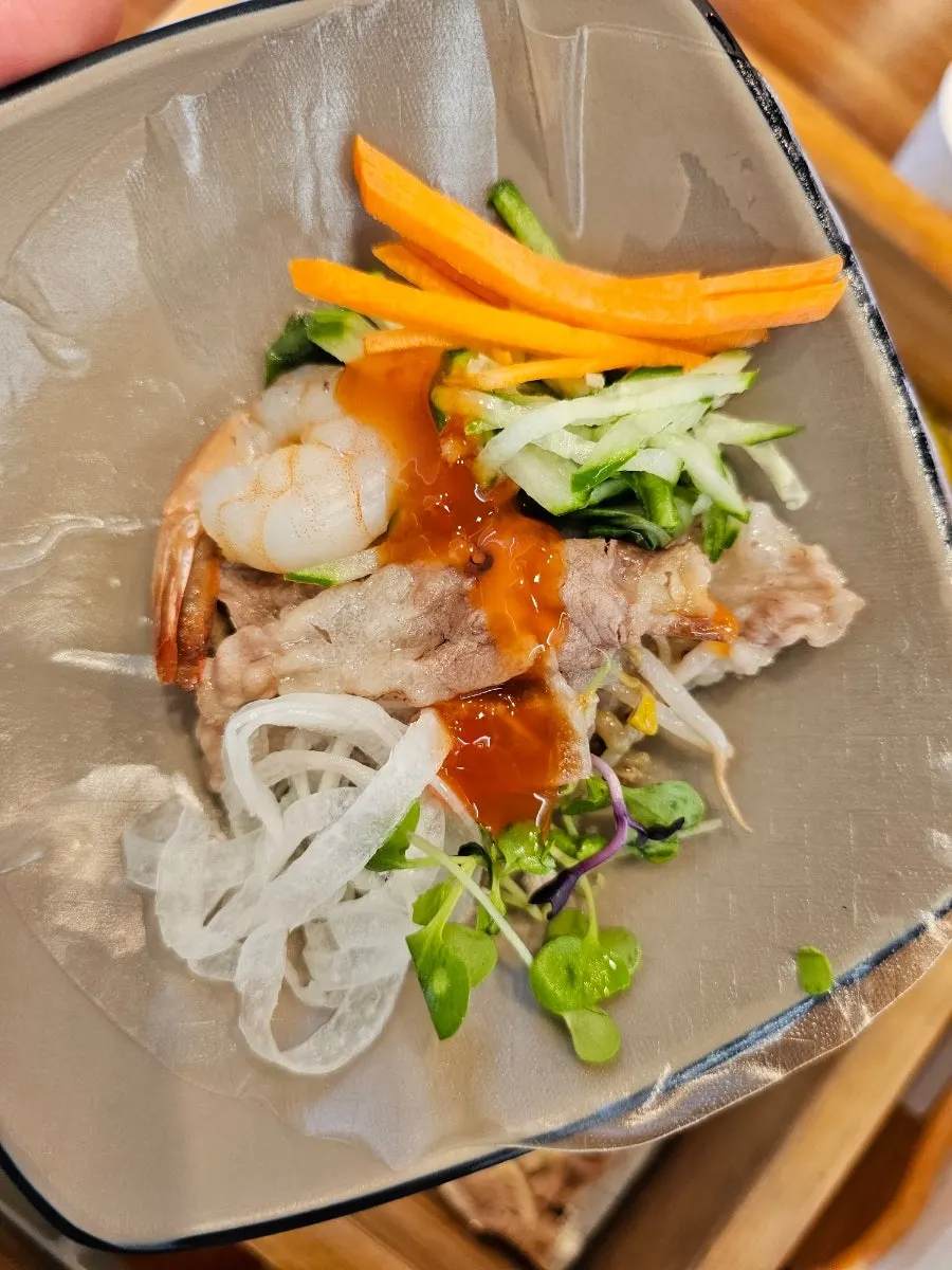 Daging pyeonbaek-jjim dimakan bersama tauge
