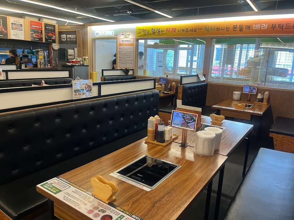 Không gian ghế ngồi rộng rãi và khu vực gần phòng chơi tại Pyeonbaek Hoegwan Main Branch