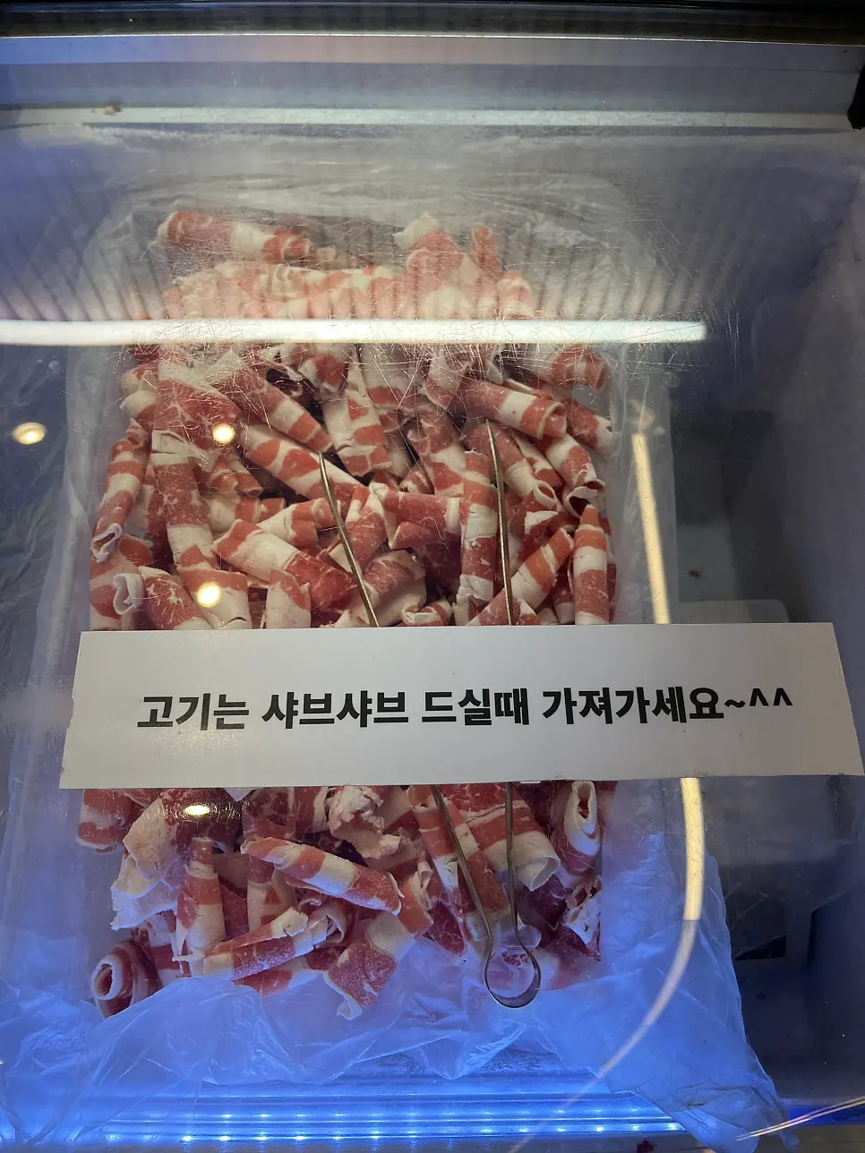 Bên trong quán với bảng thông tin buffet thịt bò giờ trưa