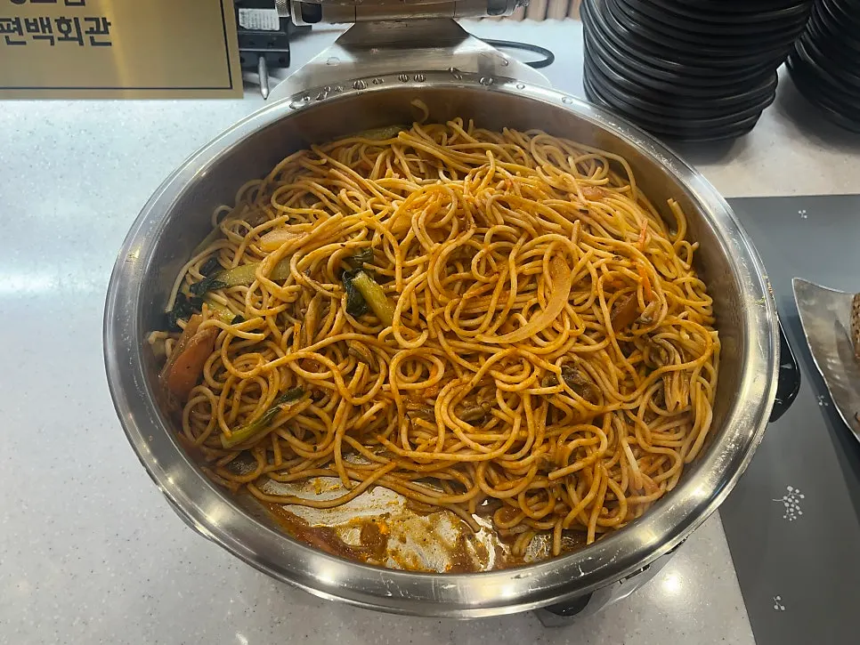 Quầy salad Pyeonbaek Hoegwan bày thịt và rau