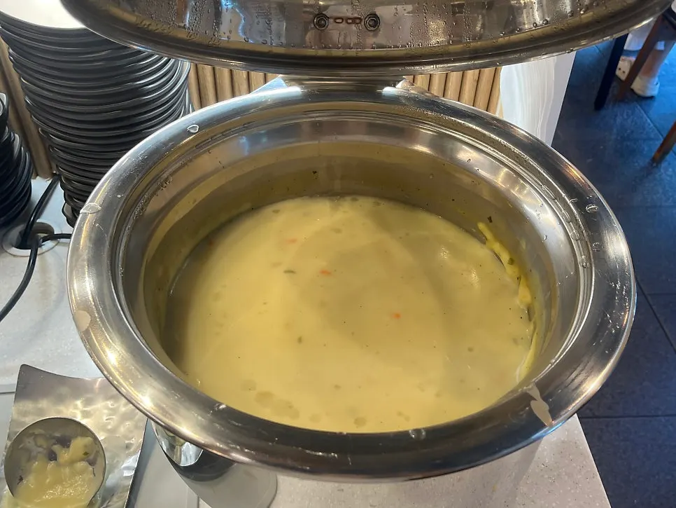 Rau củ và các loại sốt được bày đầy tại quầy salad