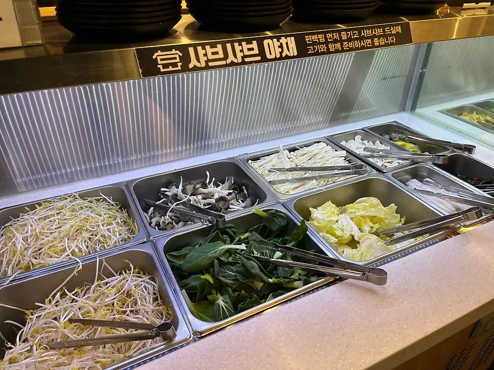 Góc món phụ có tokbokki và mì spaghetti