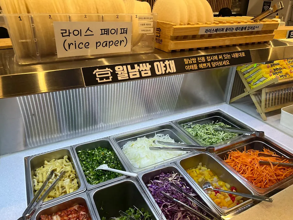 Khu vực phụ của quầy salad với súp và bánh mì