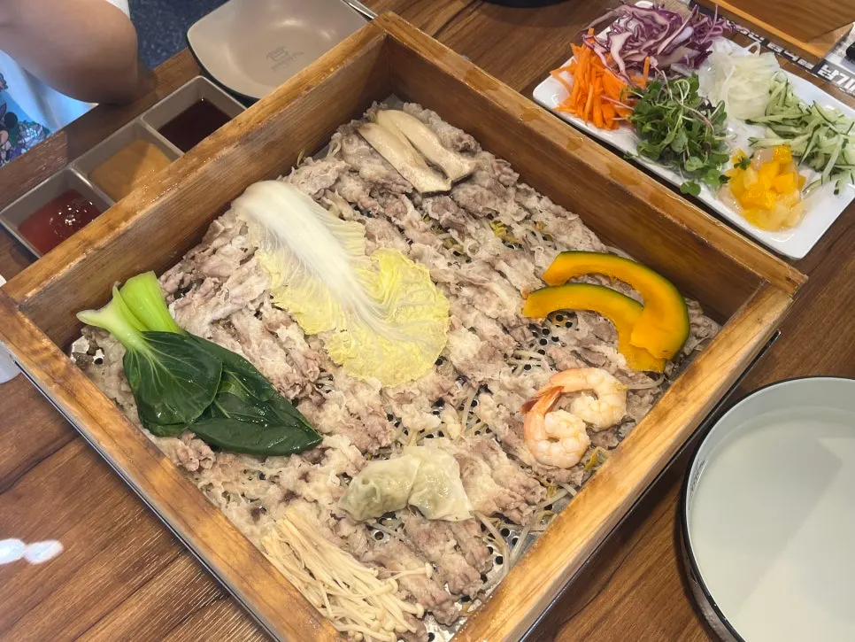 Nguyên liệu cuốn bánh tráng lấy đầy từ quầy salad
