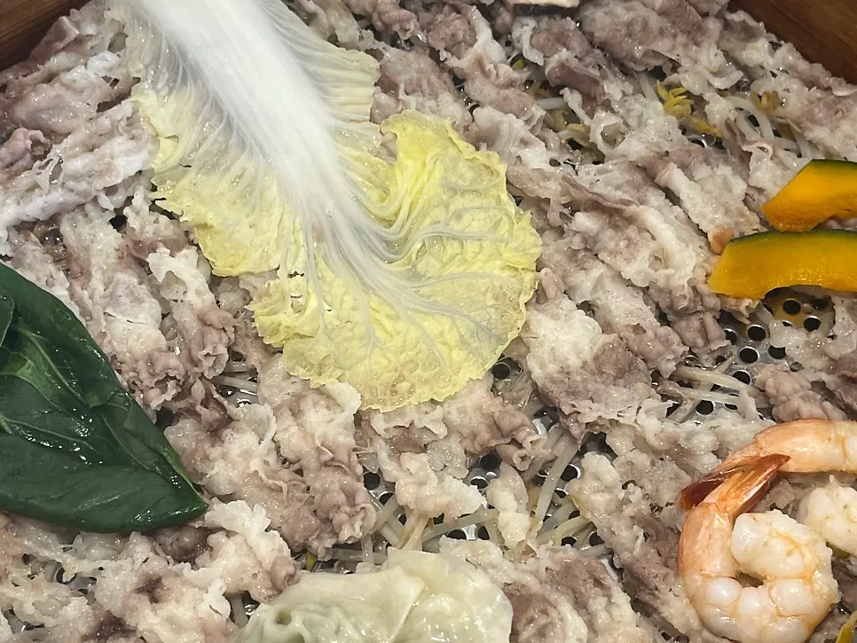 Đĩa bánh tráng và rau chuẩn bị để cuốn