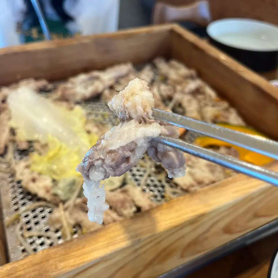 Cận cảnh bàn ăn với nguyên liệu cuốn bánh tráng