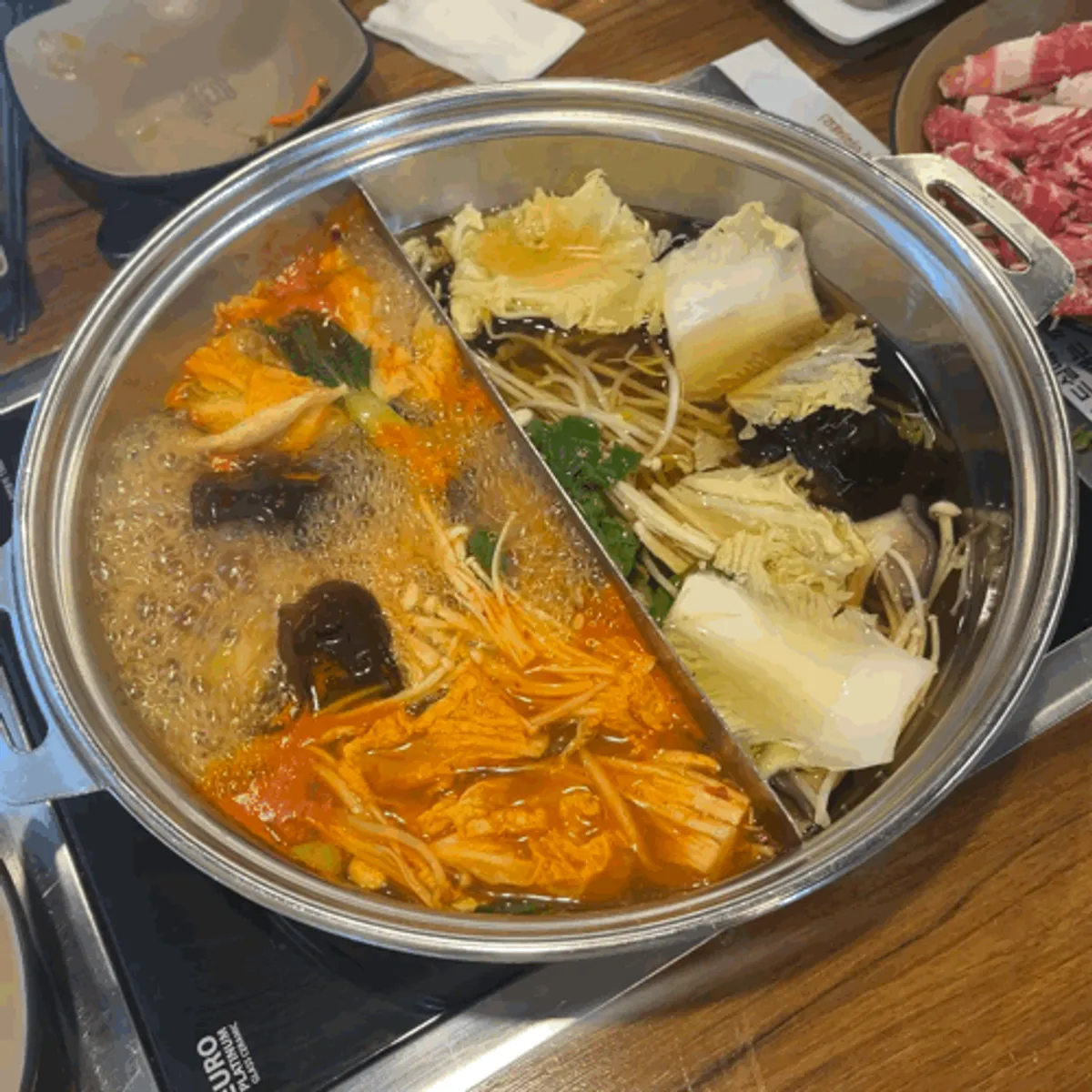 Bàn ăn với pyeonbaekjjim và món cuốn bánh tráng