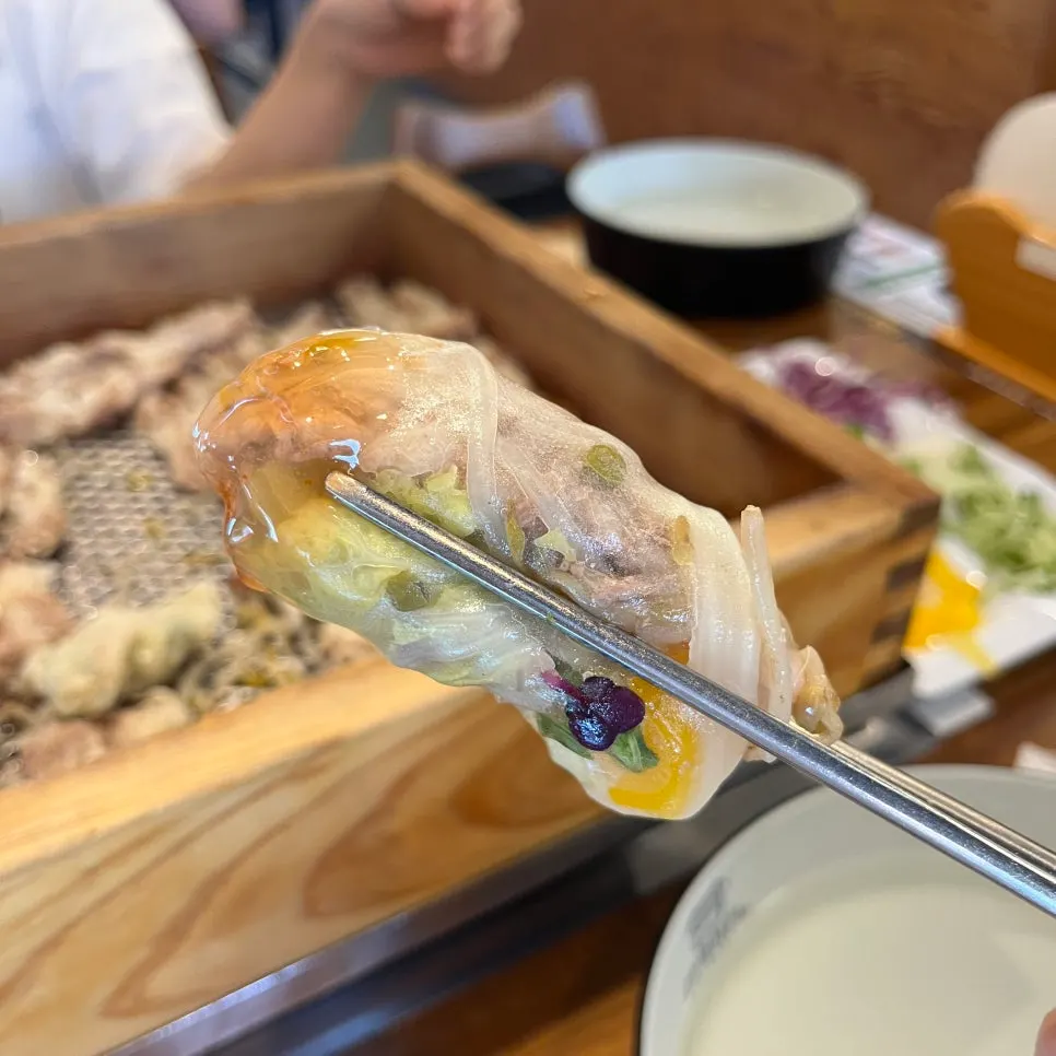 Cuốn bánh tráng với thịt từ pyeonbaekjjim