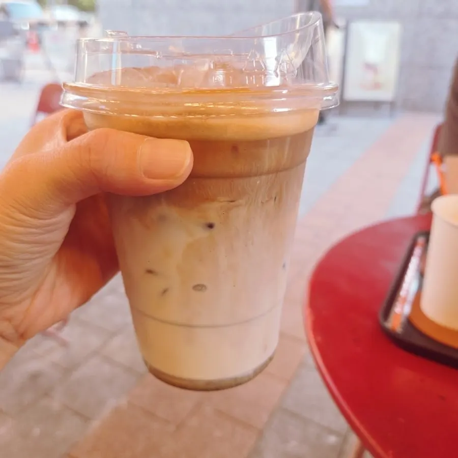 아이스로 주문한 꼬꾸라테 한 잔