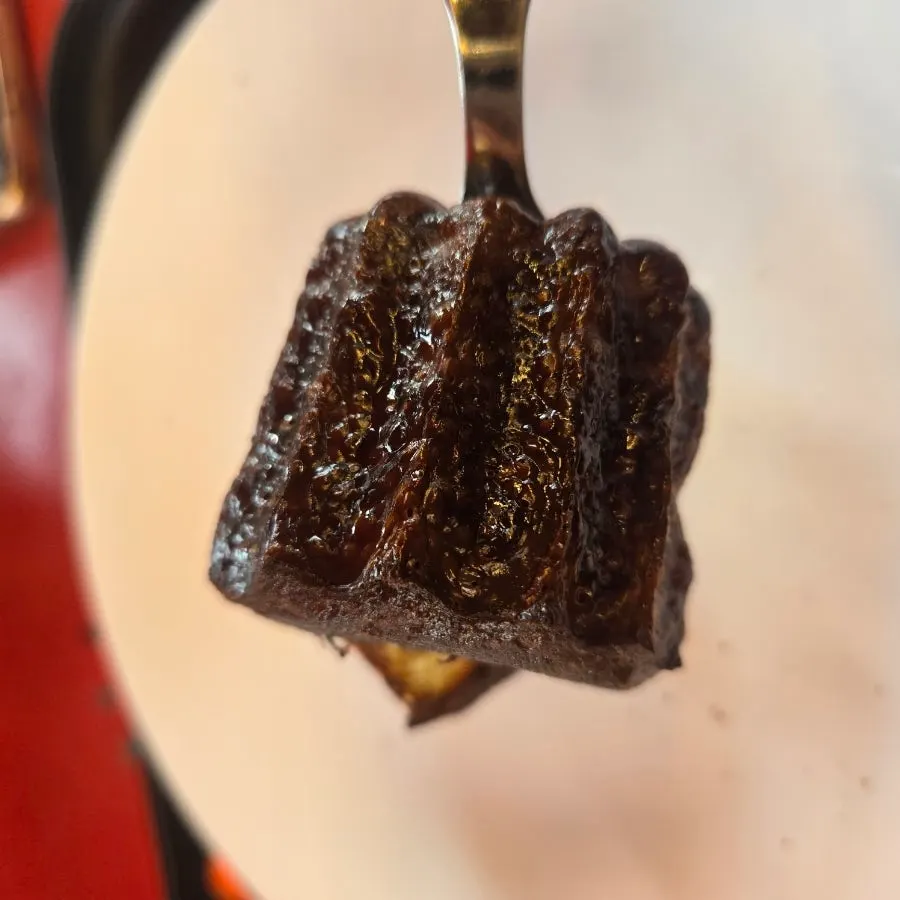 커피와 함께 놓인 까눌레