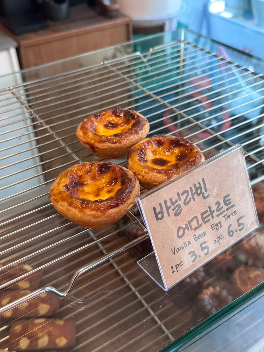 진열대에 놓인 소금빵