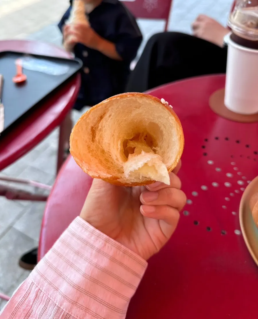 반으로 가른 소금빵 버터 동굴