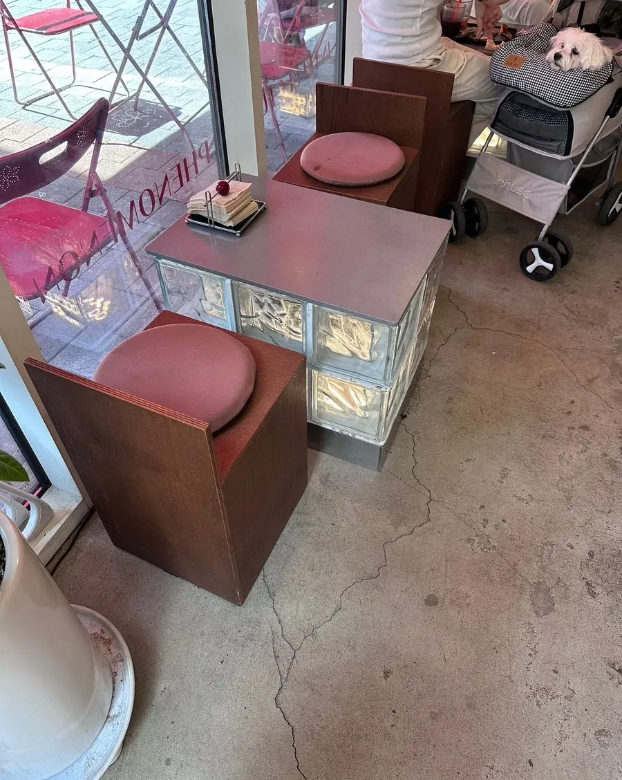 야외 빨간 테이블 자리