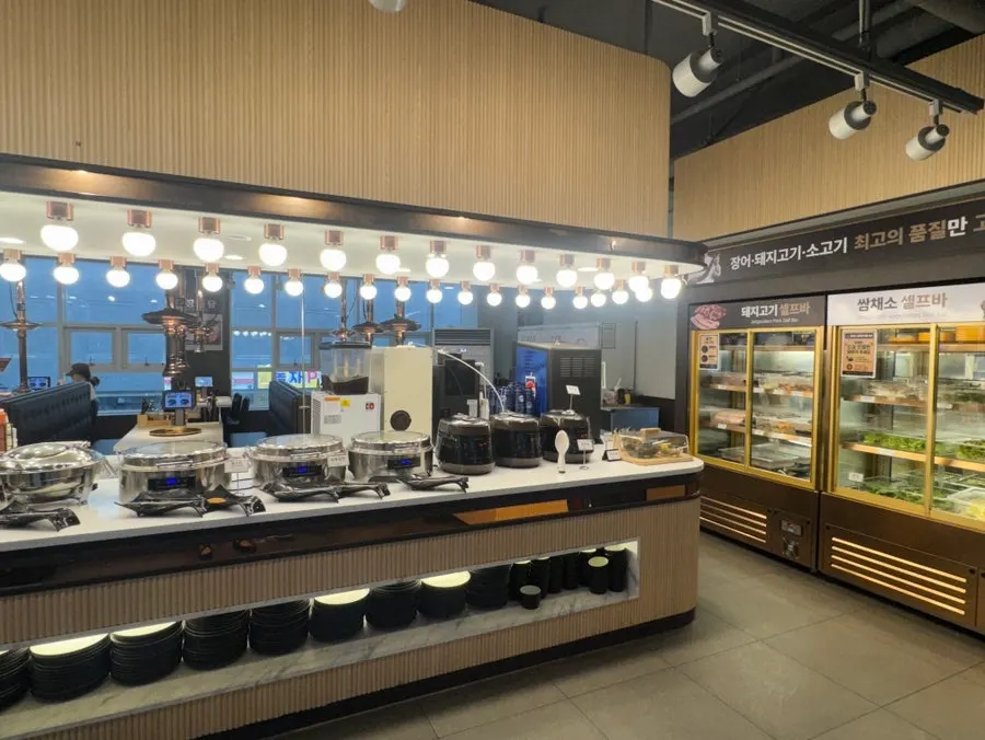 View of the self-service buffet zone