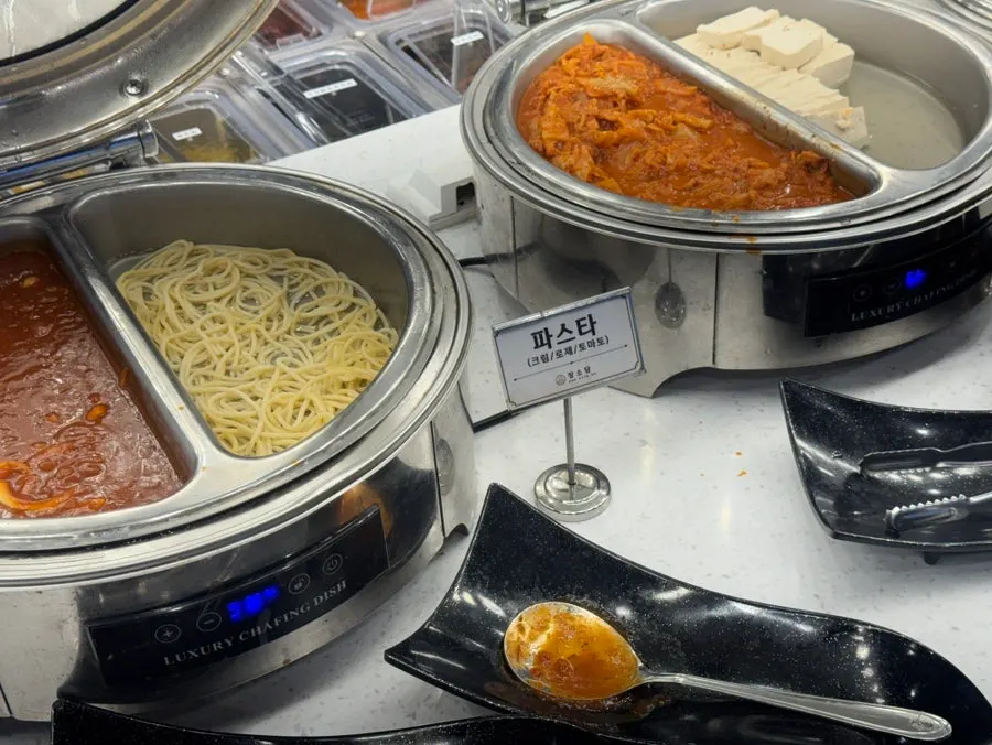 Rice ball and seasoned banchan corner