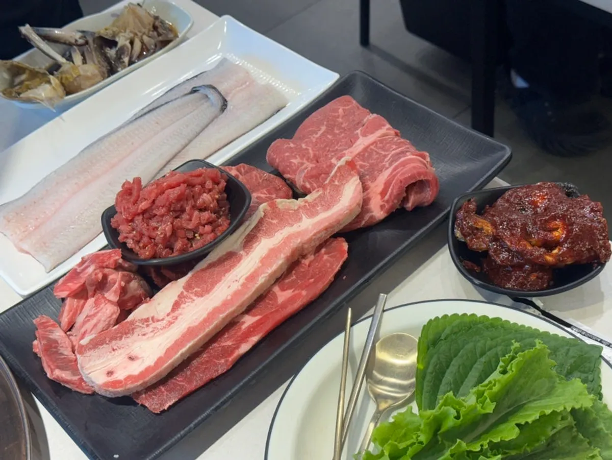 Set A table setting with eel, beef and crab together