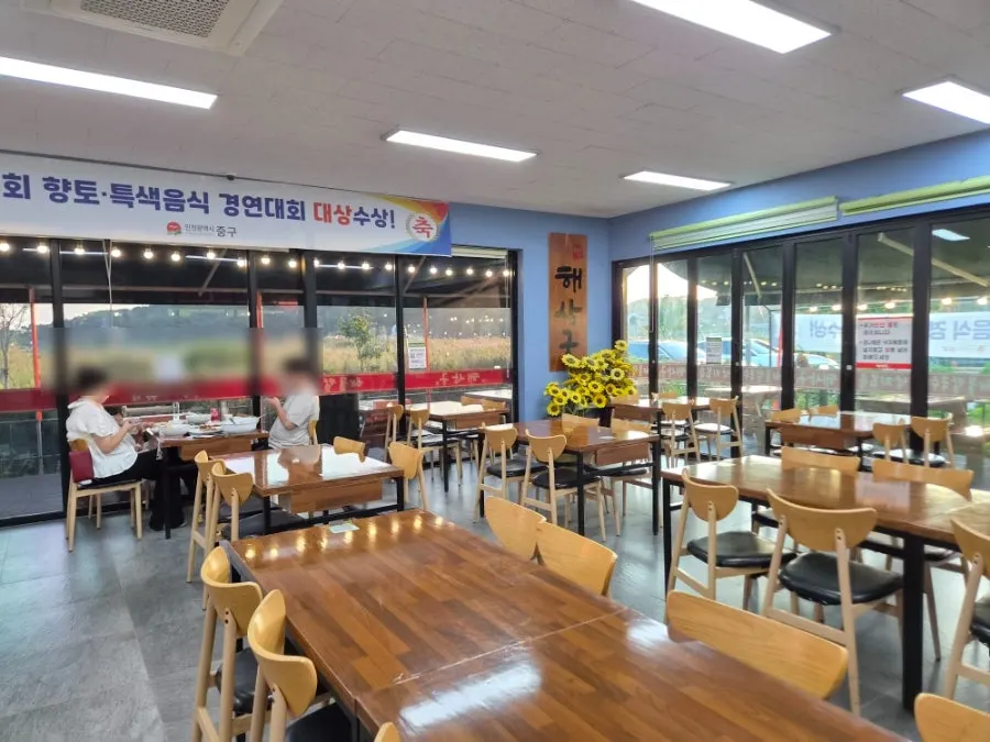 Interior of Haesanggung fully packed during dinner time