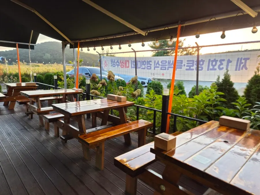Outdoor table seating at Haesanggung