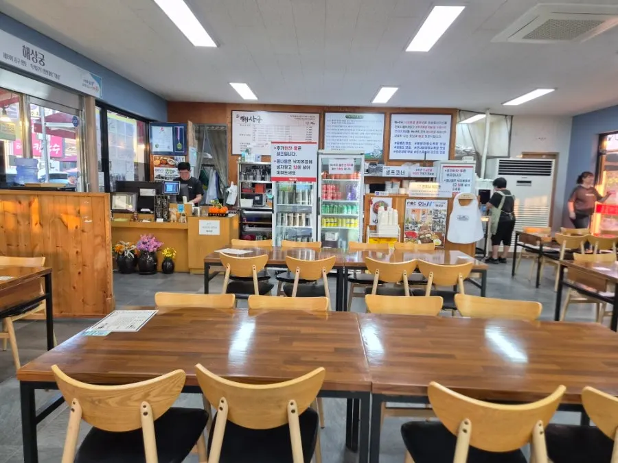 Indoor table seating at Haesanggung