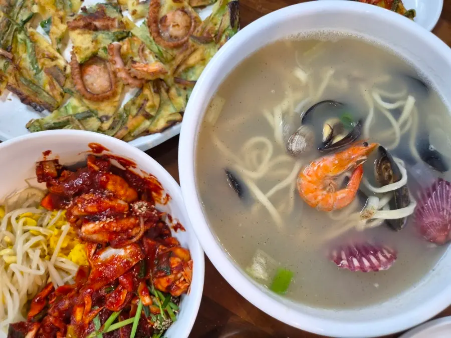Broth and noodles of Haesanggung's kalguksu
