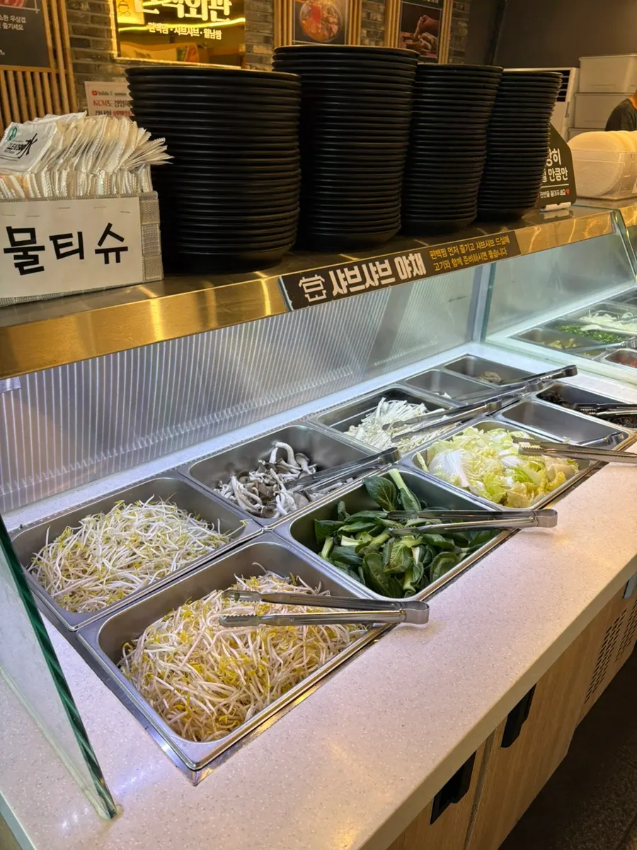 깔끔하게 관리된 셀프 샐러드바