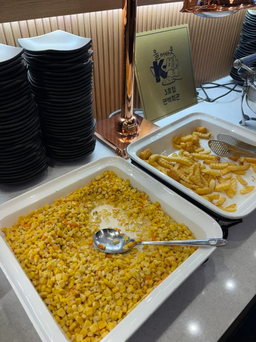 핫푸드존의 잡채와 떡볶이