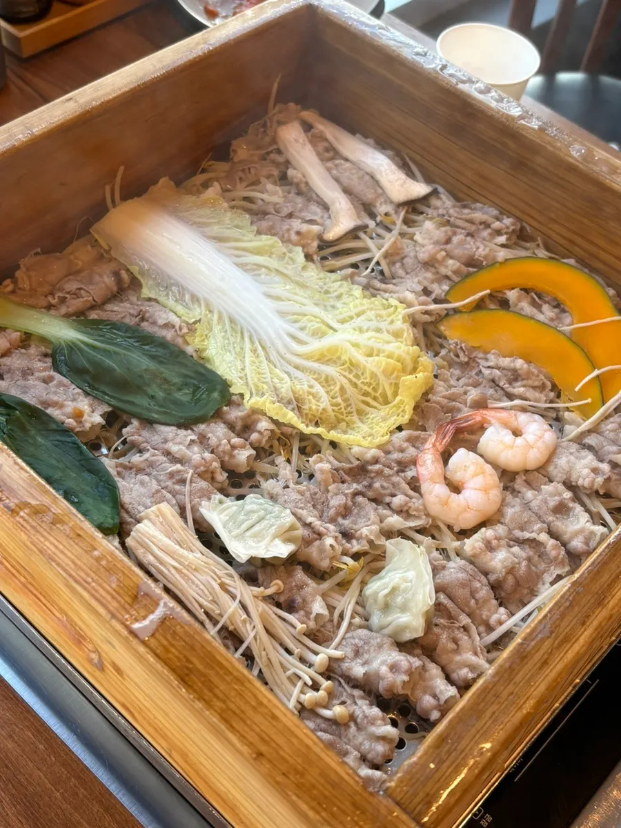 담아온 월남쌈 재료와 핫푸드 접시