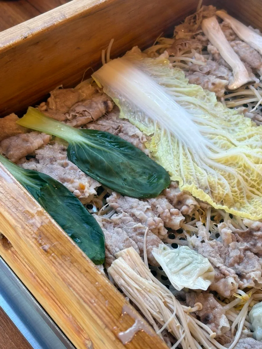뚜껑을 열어 김이 오르는 편백찜