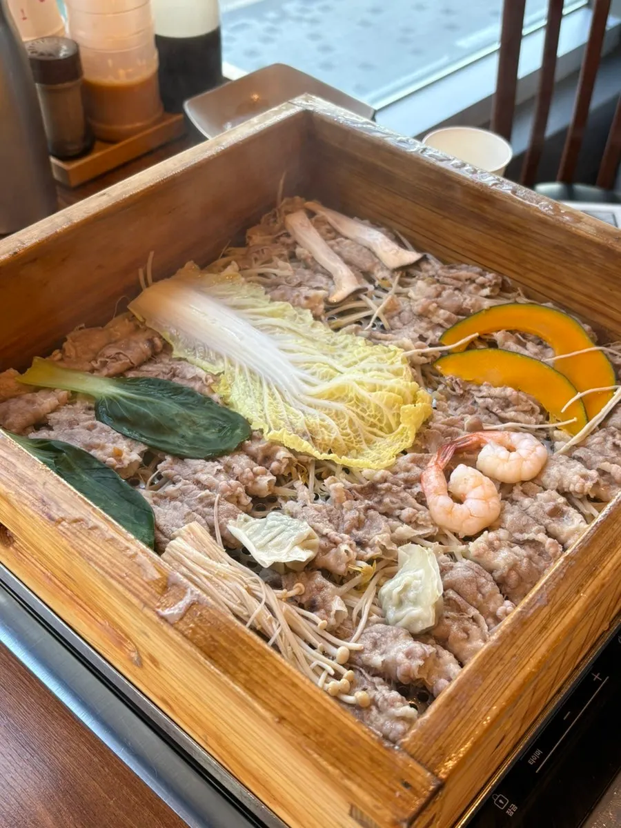편백찜 속 소고기와 새우