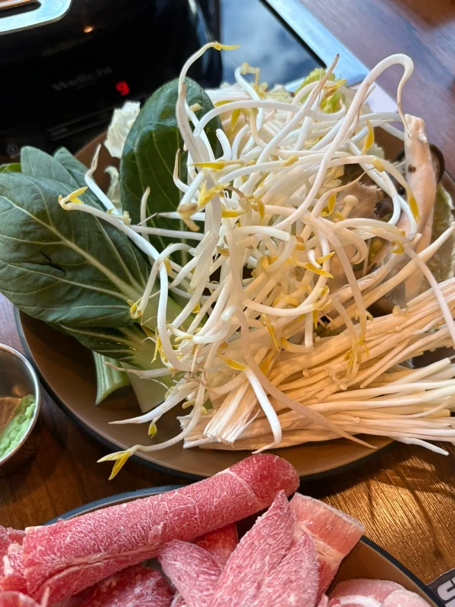 끓기 시작한 두 가지 육수