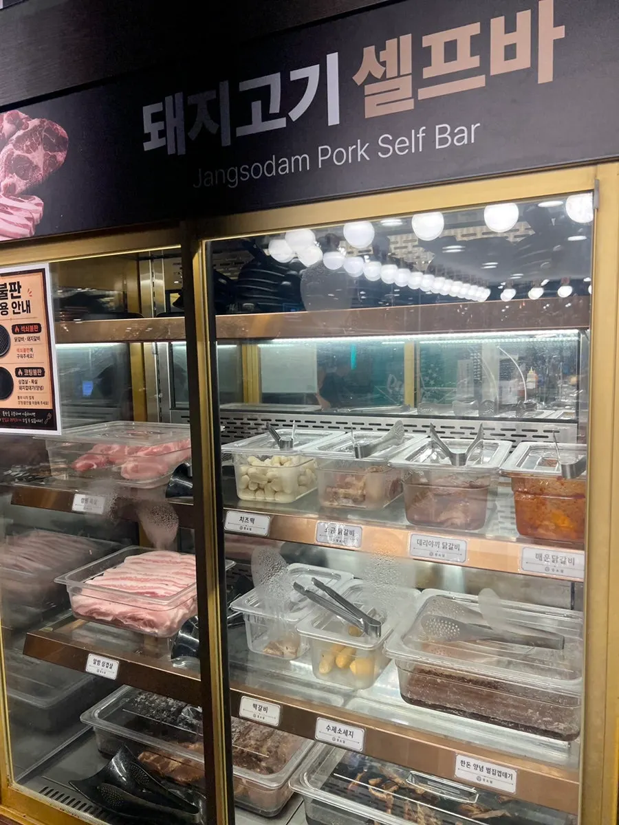 여러 명이 앉기 좋은 장소담 홀 내부