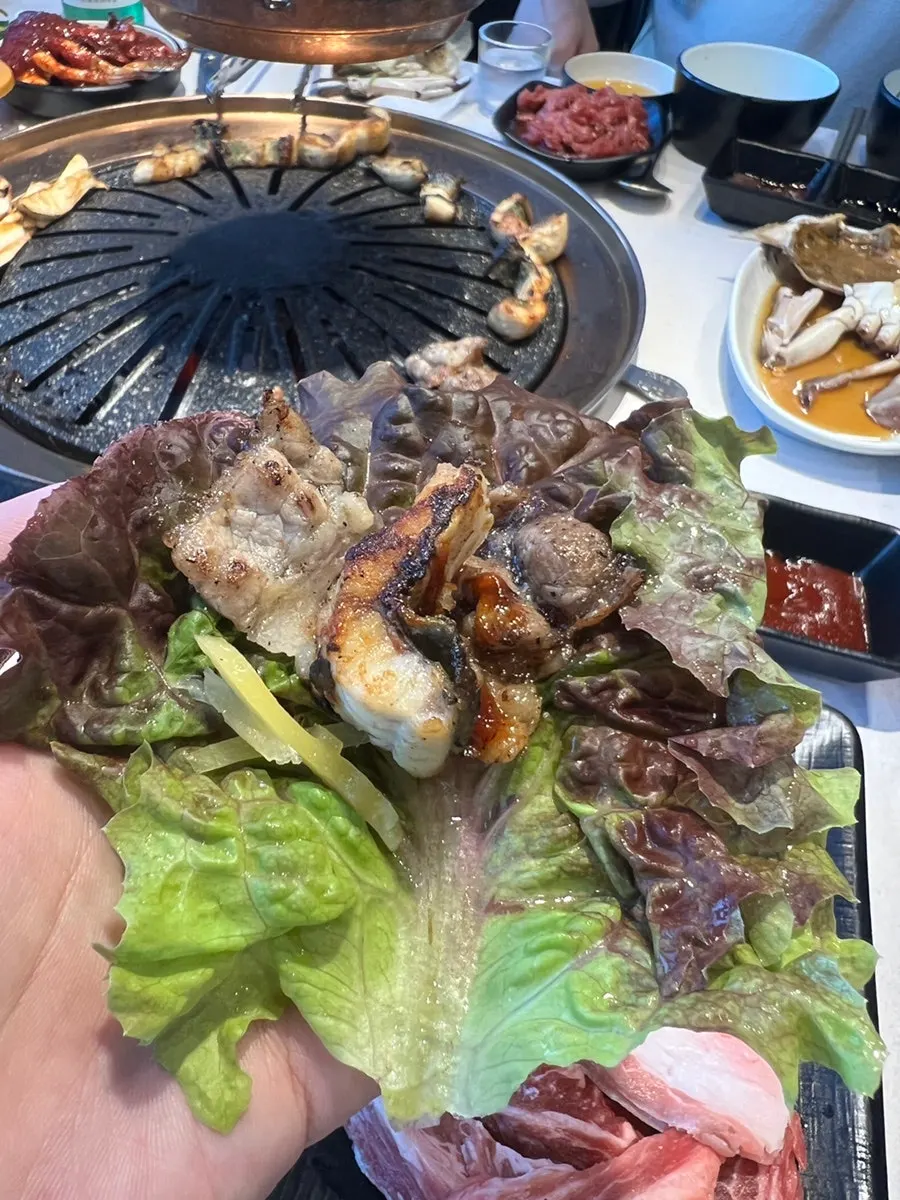 불판에 올린 돼지고기