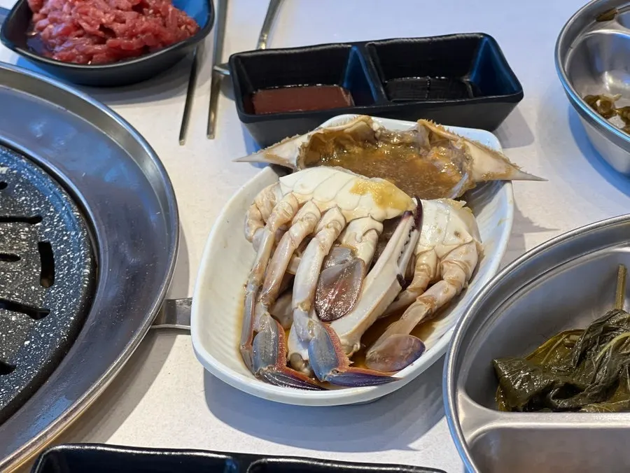 구이와 곁들여 먹은 육회 접시
