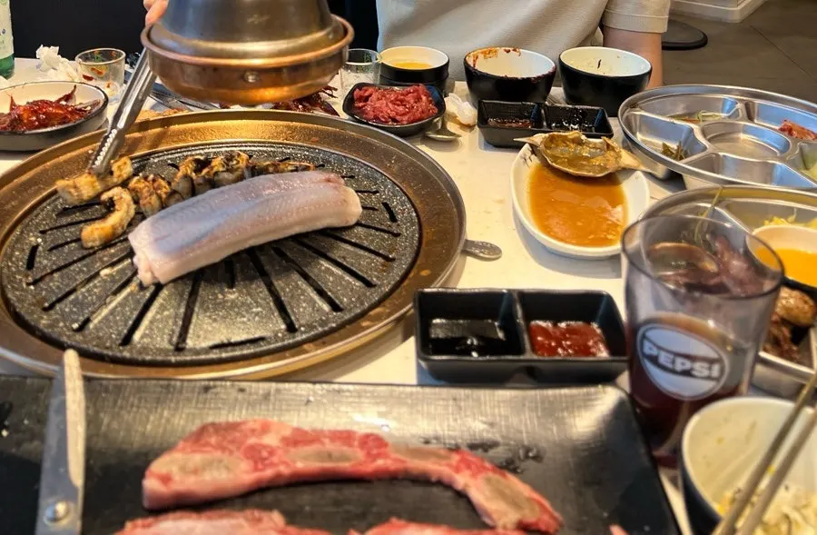 반찬으로 나온 양념게장과 간장게장