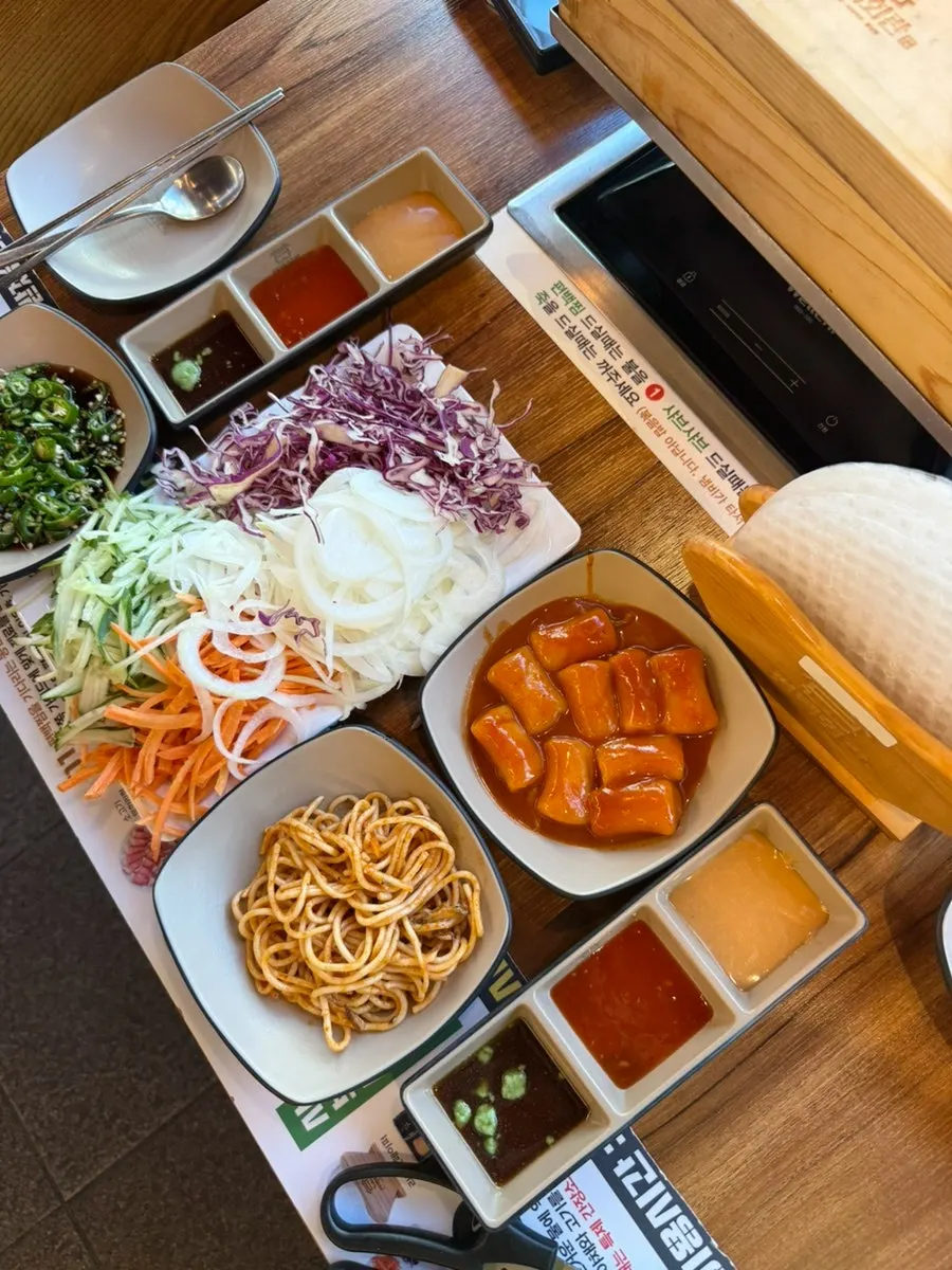 Dining area at Pyeonbaek Hoegwan Main Branch