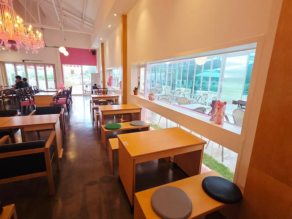 Interior atmosphere of Pink Wall Cafe in Yeongjong