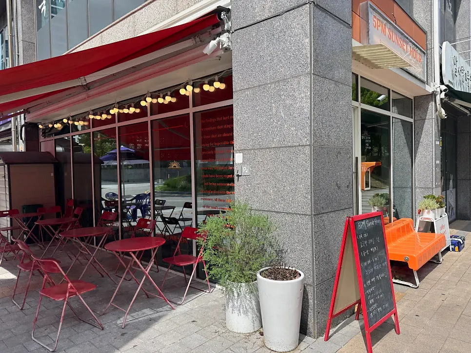 Overview of outdoor seating at 5PM sunset hour café