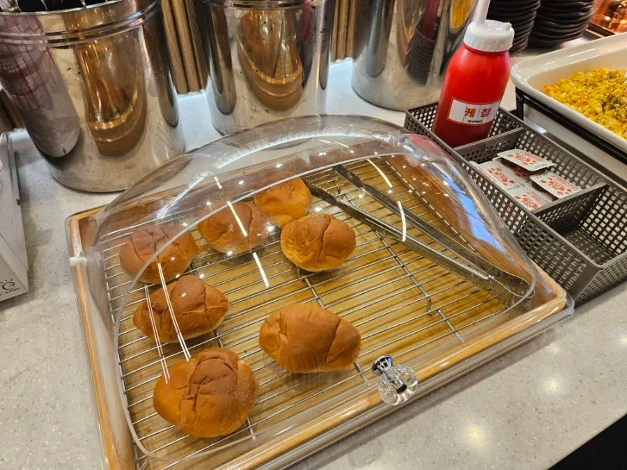 Cypress-steamed meat and salad-bar course at Pyeonbaek Hoegwan Main Branch in Yeongjong