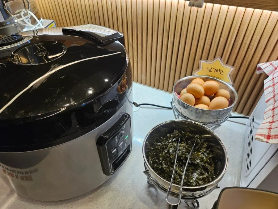 Cypress-steamed meat and salad-bar course at Pyeonbaek Hoegwan Main Branch in Yeongjong