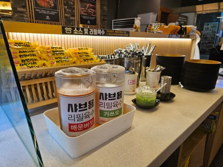 Cypress-steamed meat and salad-bar course at Pyeonbaek Hoegwan Main Branch in Yeongjong
