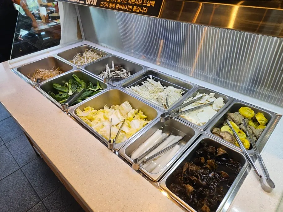 Cypress-steamed meat and salad-bar course at Pyeonbaek Hoegwan Main Branch in Yeongjong