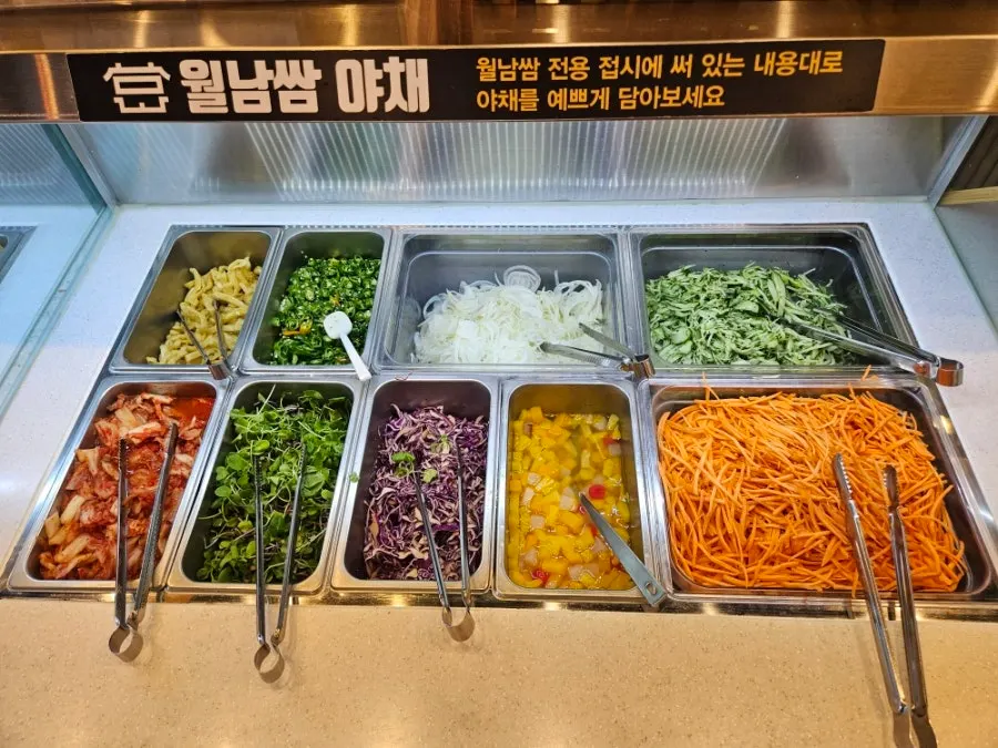 Chuck roll and thin-sliced beef belly selection