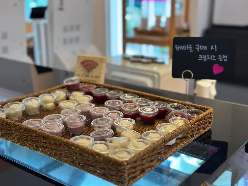 베이글과 베이커리 진열 공간