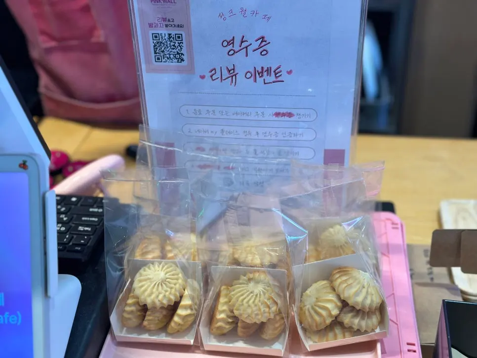 커피와 에이드가 있는 음료 메뉴